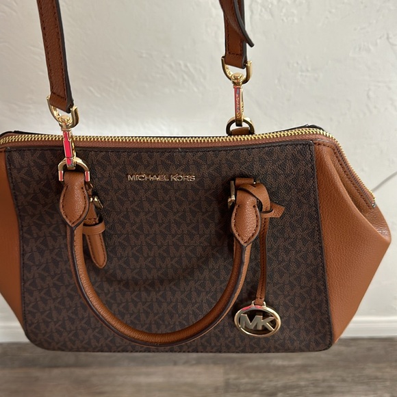 Michael Kors Handbag never used but no tags. - Picture 13 of 17